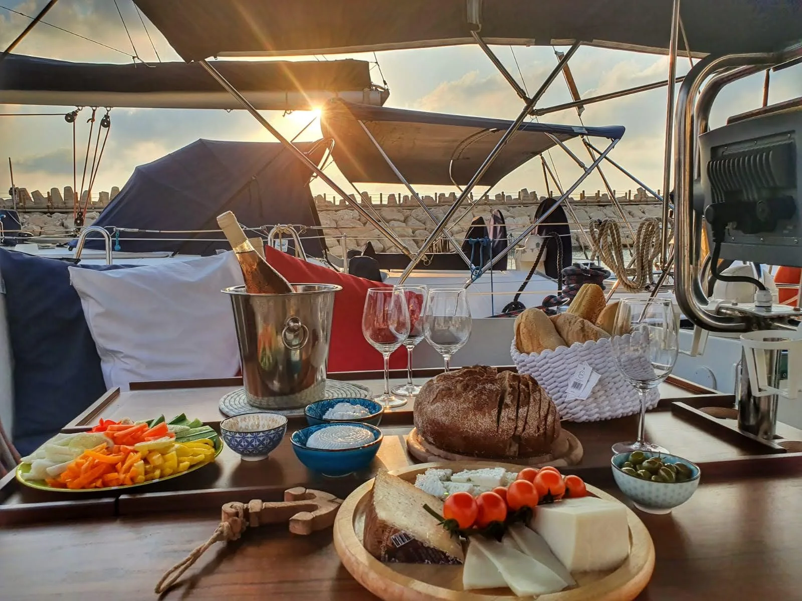 שולחן אירוח בשקיעה במרינה